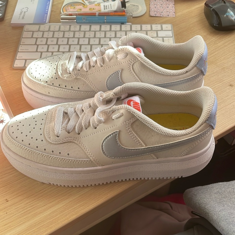 never worn nikes